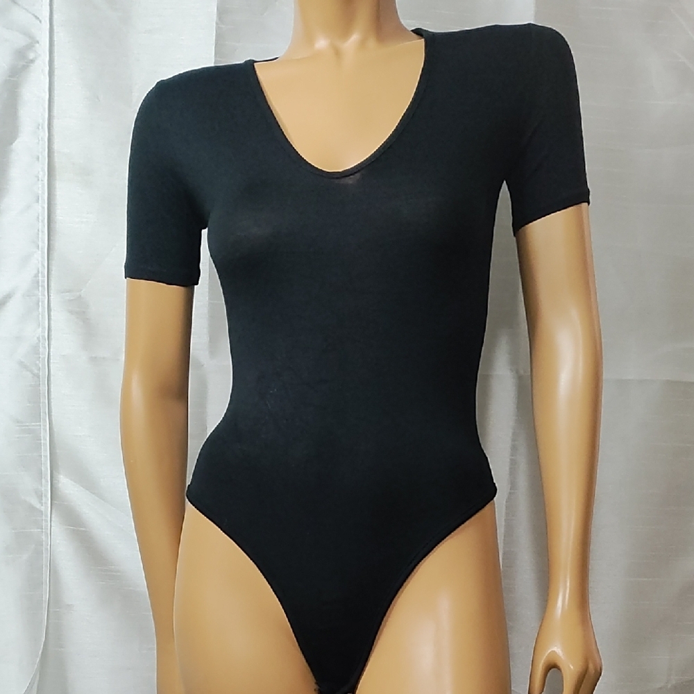 PrettyLittleThing Black Fitted Bodysuit with V-Neckline Size 4